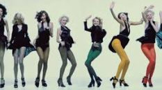  Les filles étaient belles, leurs jambes infinies, leurs galbes mirifiques ; elles étaient belles et rebelles.