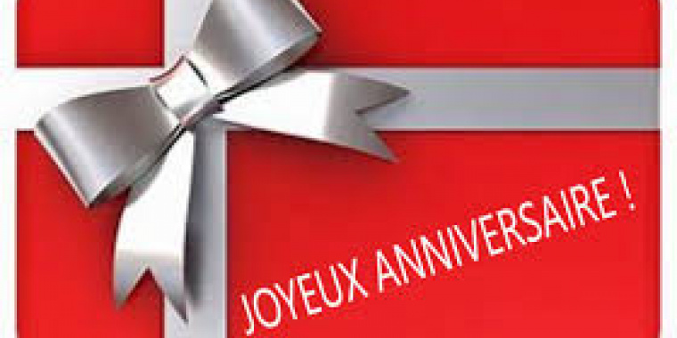 Alors Alhéna, bon anniversaire, le cadeau, c'est le plaisir que nous tirons de vous avoir parmi nous. Ce n'est pas la couleur de l'emballage qui compte mais ce qu'il y a dedans.