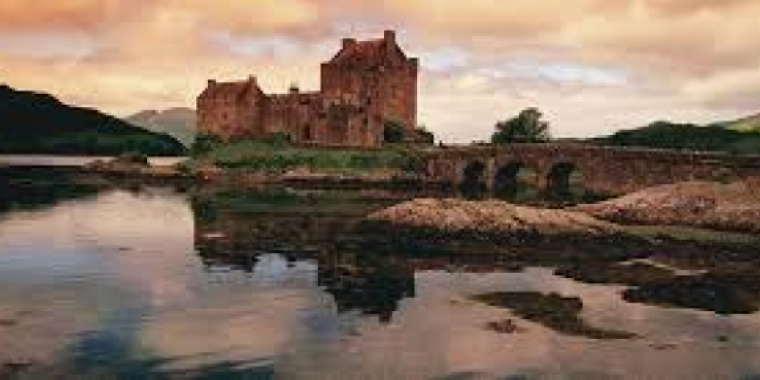 Çà et là à flanc de collines de confortables manoirs offraient leurs pierres grises à la caresse du soleil couchant, de vieux châteaux dominaient des crêtes abruptes