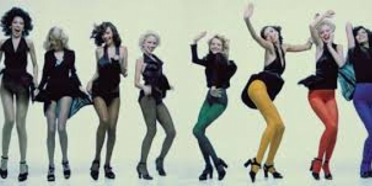  Les filles étaient belles, leurs jambes infinies, leurs galbes mirifiques ; elles étaient belles et rebelles.