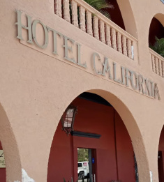 Lire en ligne sur monBestSeller Hotel California publié par Laura Lazzaro